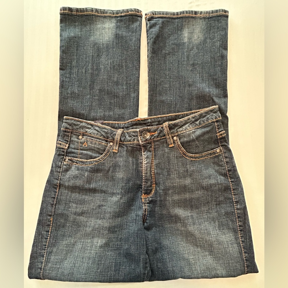 Aura jeans by wrangler.  Wore once. Just like new.  Size 6 average.